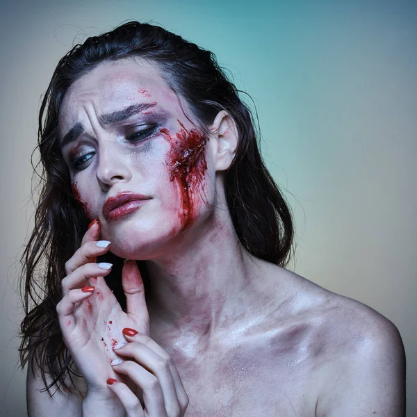 Beautiful girl with a wounded face in the blood — Stock Photo, Image