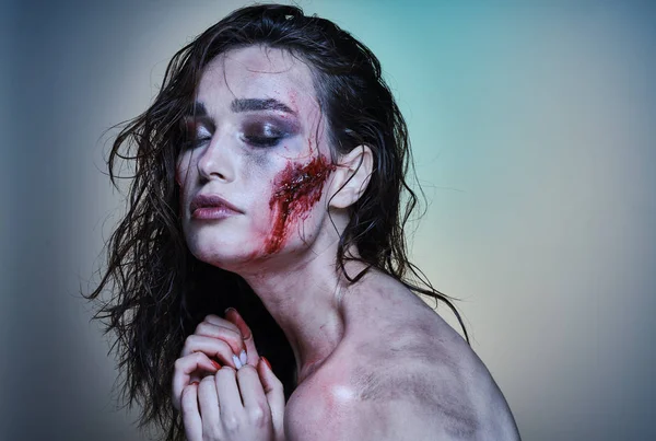 Beautiful girl with a wounded face in the blood — Stock Photo, Image