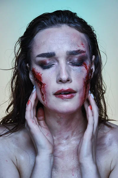 Beautiful girl with a wounded face in the blood — Stock Photo, Image