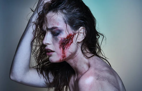 Beautiful girl with a wounded face in the blood — Stock Photo, Image