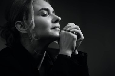 Güzel bir kadının siyah beyaz portresi.