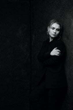 Güzel bir kadının siyah beyaz portresi.