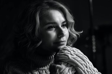 Güzel bir kadının siyah beyaz portresi.