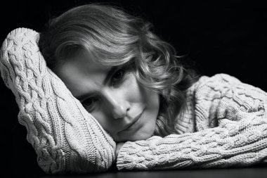 Güzel bir kadının siyah beyaz portresi.