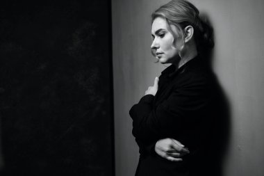 Güzel bir kadının siyah beyaz portresi.