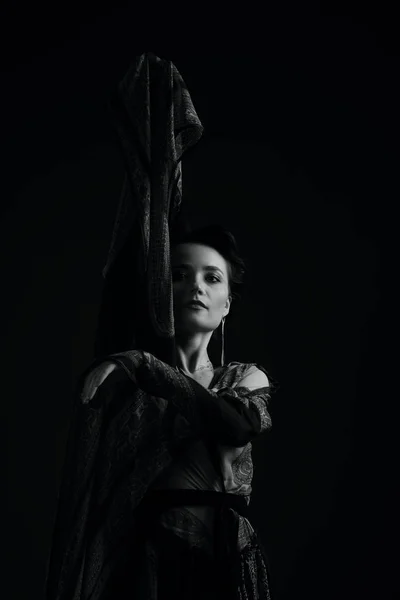 Retrato de mujer bailando en blanco y negro —  Fotos de Stock