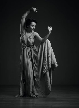 siyah ve beyaz kadın portre dans