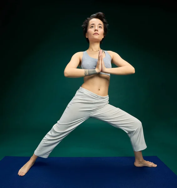 漂亮的女人做瑜伽运动 — 图库照片