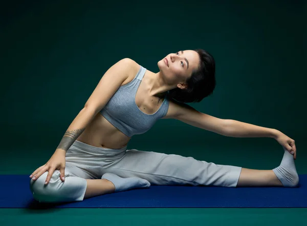 Bonita mujer haciendo ejercicio de yoga — Foto de Stock
