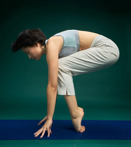 漂亮的女人做瑜伽运动 — 图库照片