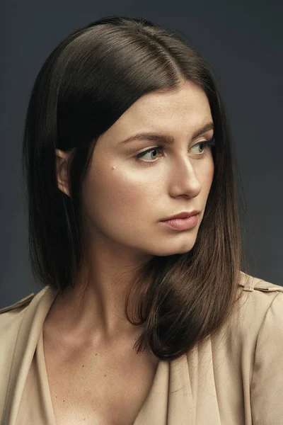 Retrato de estudio de una linda chica — Foto de Stock