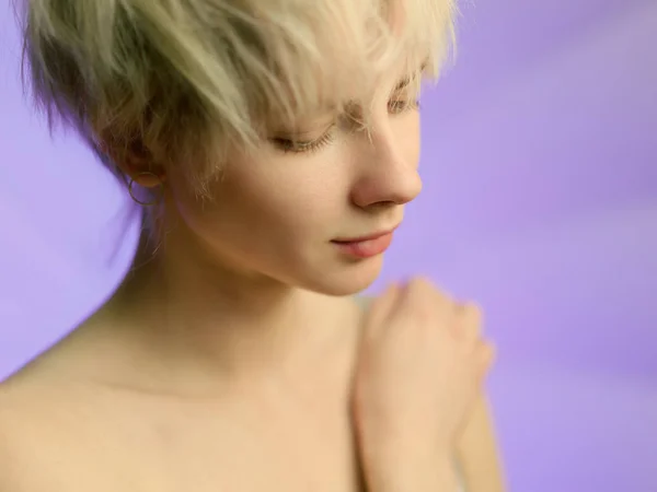 Young Model Perfect Appearance Naked Shoulders Neck Posing Purple Background — Stock Photo, Image