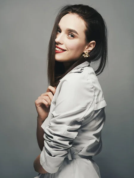 Bella ragazza sorride su uno sfondo leggero — Foto Stock