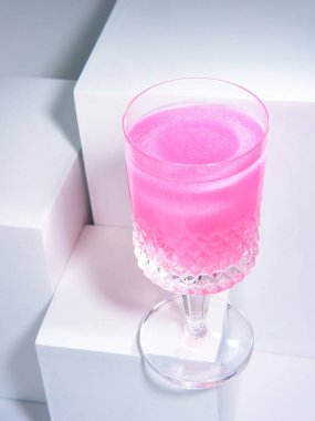 Nefis pembe köpüklü şarap