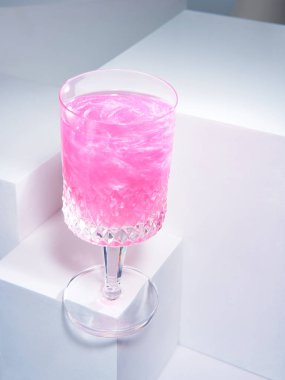 Pırıltılı lezzetli pembe içecek