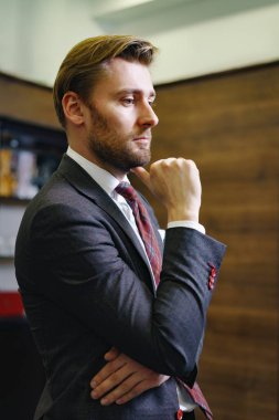 Yakışıklı şirket işçisi