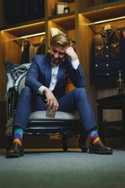 Gülümseyen finansal broker