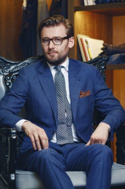 Gözlüklü ihtiyatlı adam