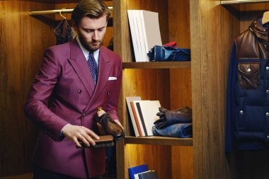 Modern showroom akıllı iş erkek