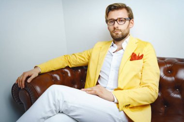 Takım elbiseli neşeli adam