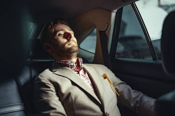 Самоуверенный человек в автомобиле
