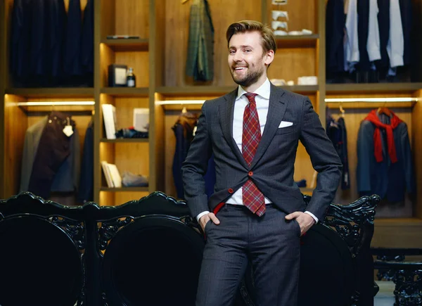 El éxito de los hombres de negocios en boutique —  Fotos de Stock