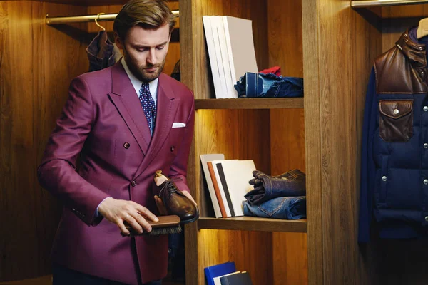 Elegantní obchodní muž v moderním showroom — Stock fotografie