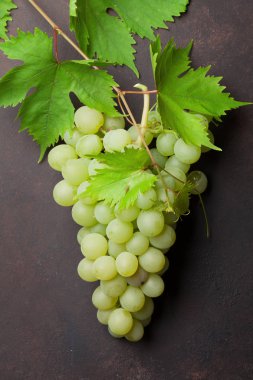 Beyaz üzüm taş masada. Üstten görünüm