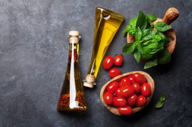 İtalyan mutfağı. Fesleğen ve domates yemek. Üstten Görünüm ile tarifi için yer