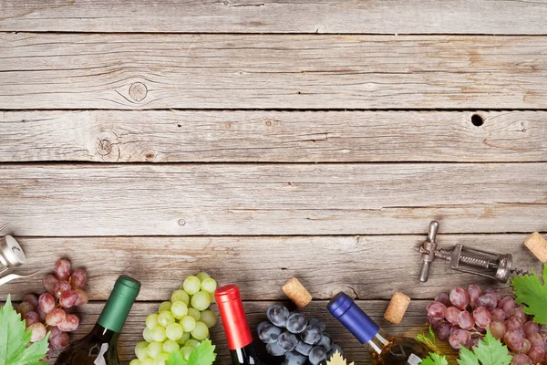 Botellas Vino Uvas Sobre Mesa Madera Vista Superior Con Espacio — Foto de Stock