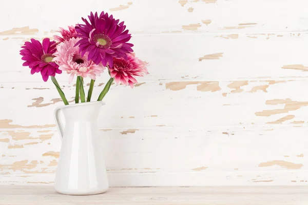 Gerbera Flores Frente Parede Madeira Com Espaço Para Seu Texto — Fotografia de Stock