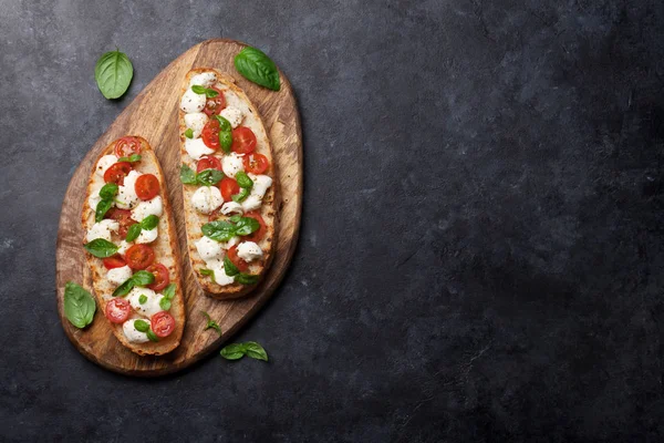 Bruschetta Caprese Toasty Cherry Rajčátky Mozzarellou Bazalkou Pohled Shora Prostorem — Stock fotografie