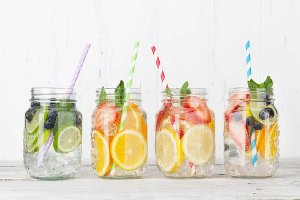新鲜柠檬水罐子与夏天果子和莓果 — 图库照片