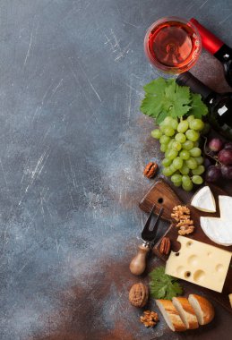 Şarap, üzüm, ekmek, fındık ve peynir. Metin alanı olan üstten görünüm