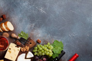 Şarap, üzüm, ekmek, fındık ve peynir. Metin alanı olan üstten görünüm