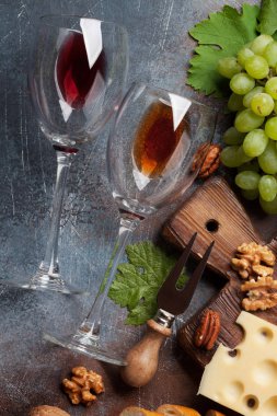 Şarap, üzüm, ekmek, fındık ve peynir. Üstten görünüm