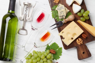 Şarap, üzüm, fındık ve peynir. Üstten görünüm