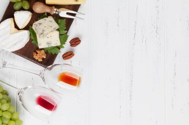 Şarap, üzüm, fındık ve peynir. Metin alanı olan üstten görünüm