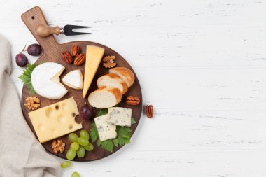 Üzüm ve fındık ile peynir tabağı. Şarap snaks. Metin alanı olan üstten görünüm