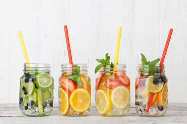 Yaz meyve ve çilek ile taze limonata kavanoz. Senin metin için ile yer