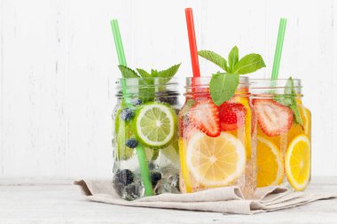 Yaz meyve ve çilek ile taze limonata kavanoz. Senin metin için ile yer