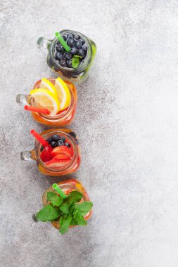 Yaz meyve ve çilek ile taze limonata kavanoz. Üstten görünüm