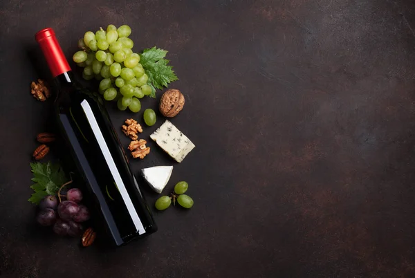 葡萄酒 坚果和奶酪 具有文本空间的顶部视图 — 图库照片