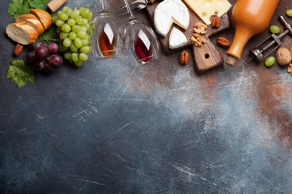 Wijn Druivenmost Brood Noten Kaas Bovenaanzicht Met Ruimte Voor Tekst — Stockfoto