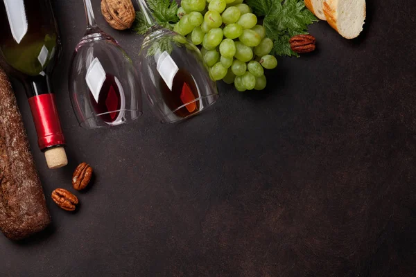 Wijn Fles Glazen Druiven Noten Brood Bovenaanzicht Met Ruimte Voor — Stockfoto