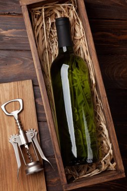 Ahşap masa kutusunda beyaz şarap şişesi. Üstten görünüm