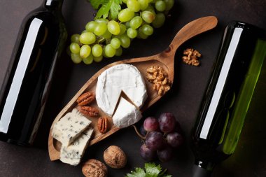 Şarap, üzüm, fındık ve peynir. Üstten görünüm