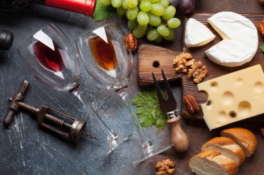 Şarap, üzüm, ekmek, fındık ve peynir. Üstten görünüm