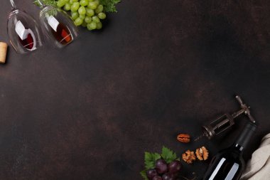 Şarap, üzüm ve fındık karanlık masada. Metin alanı olan üstten görünüm