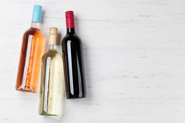 Beyaz Ahşap Masa Üzerinde Kırmızı Gül Beyaz Şarap Şişeleri Kopya — Stok fotoğraf